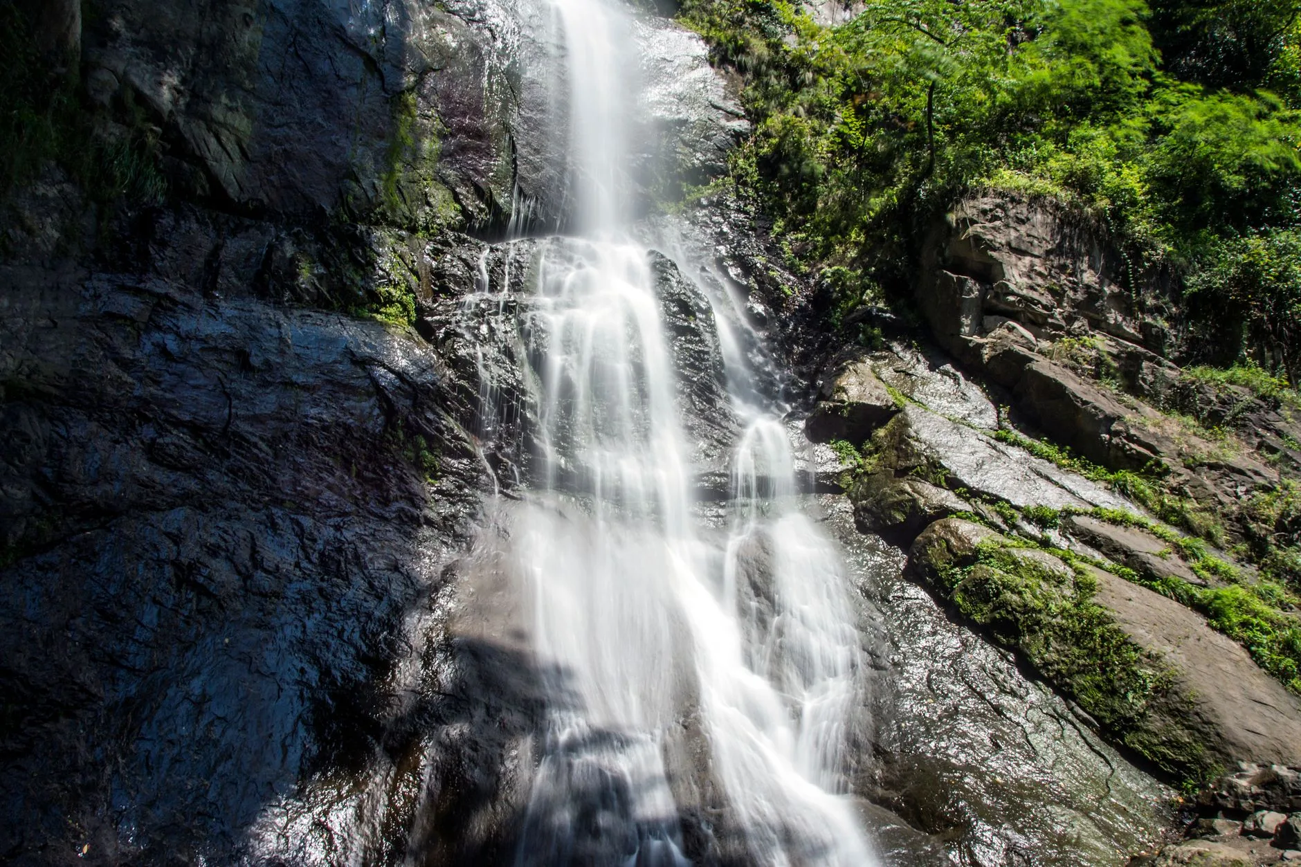 La cascade de Makhuntseti et le pont médiéval