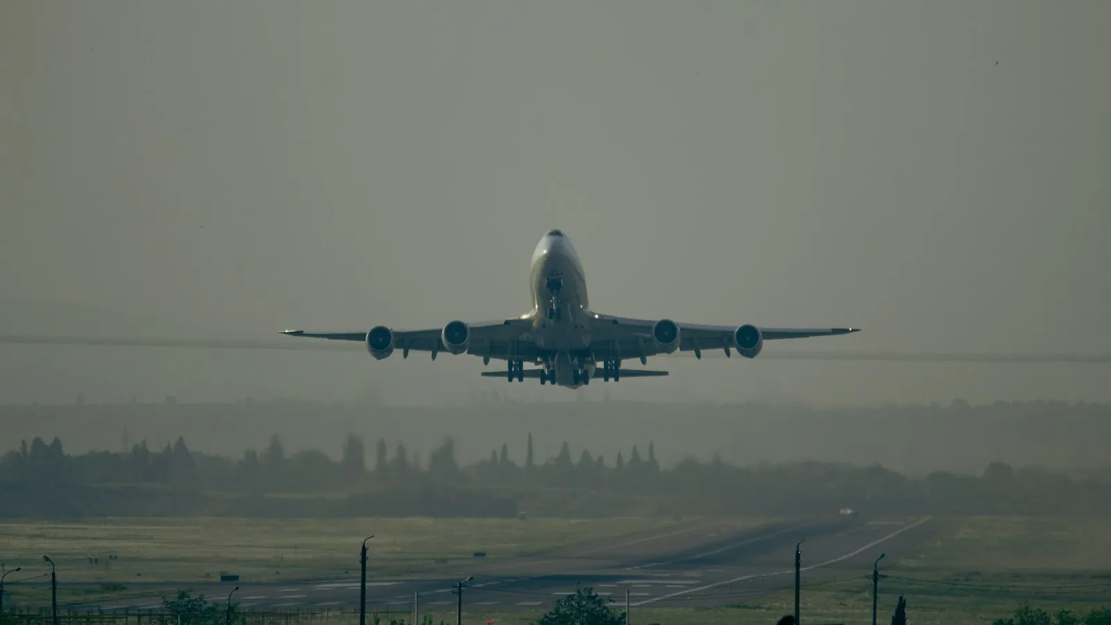 Avion au décollage au lever du soleil près de l'aéroport international de Tbilissi