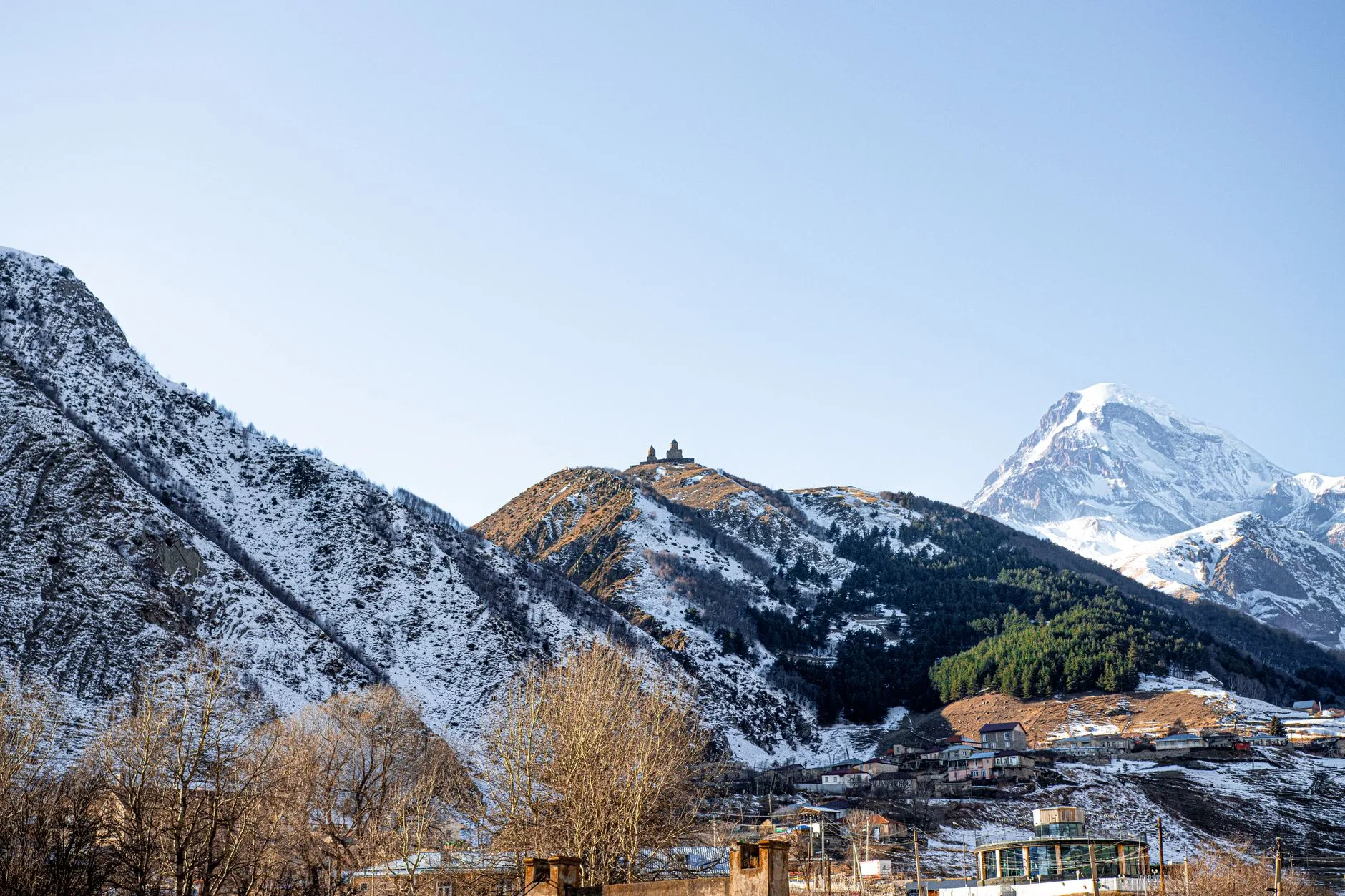 Sentier de randonnée menant à pied vers l'église de la Trinité de Gergeti au-dessus de Stepantsminda, avec le mont Kazbek en arrière-plan