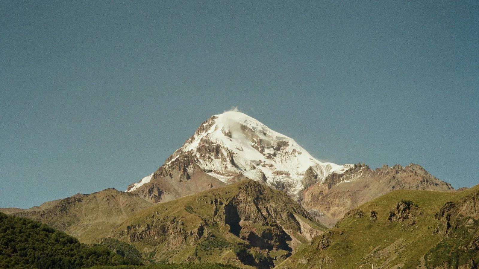 Au-delà de l'église : glacier de Gergeti et camp de base du Kazbek