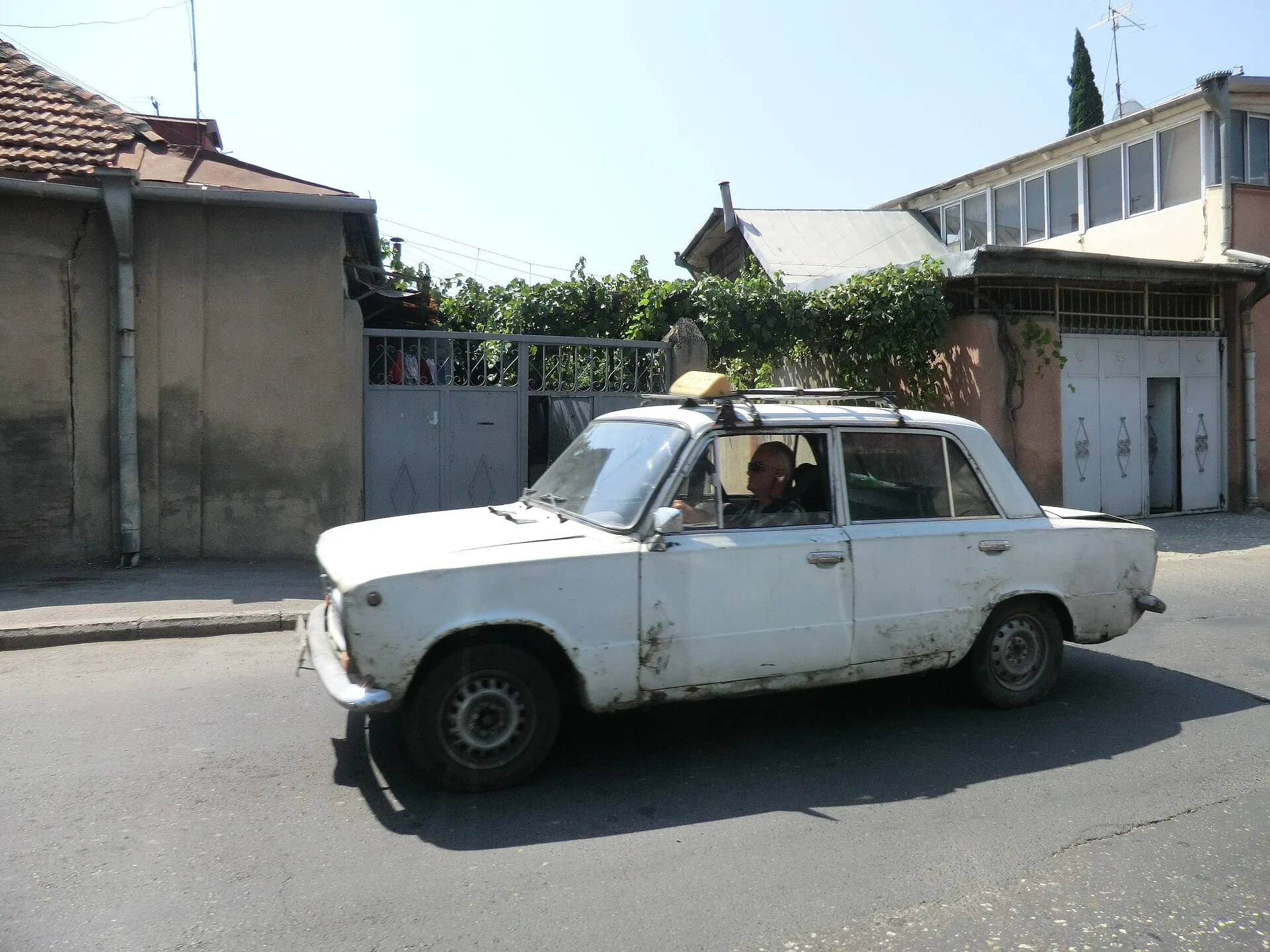 Taxi dans une rue du vieux Tbilissi, Géorgie