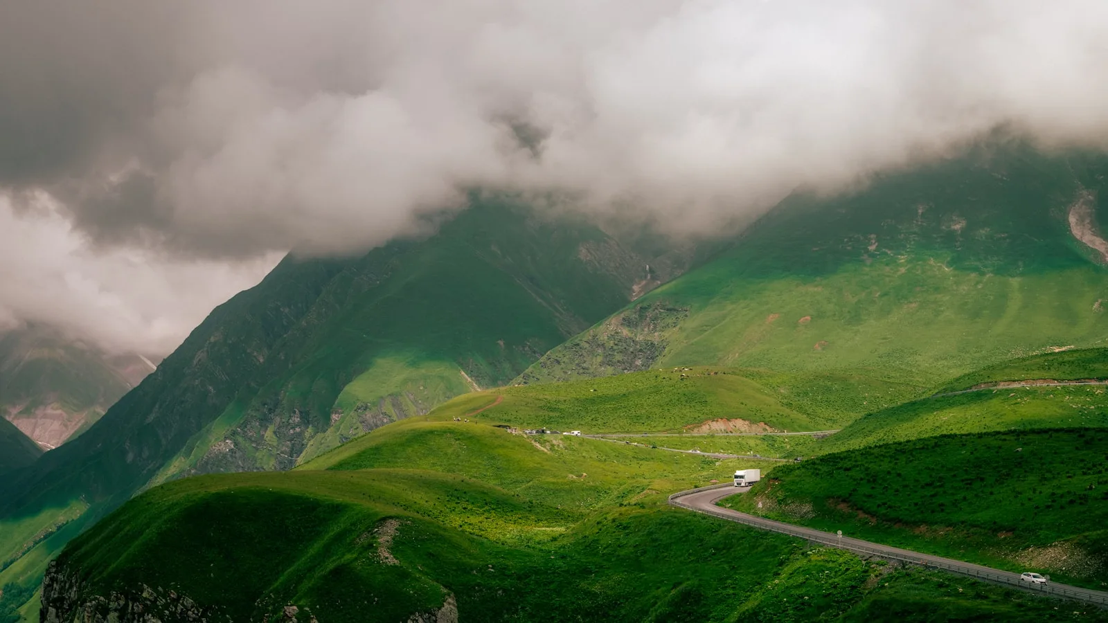 Route de montagne en Géorgie empruntée par les minibus marshrutka