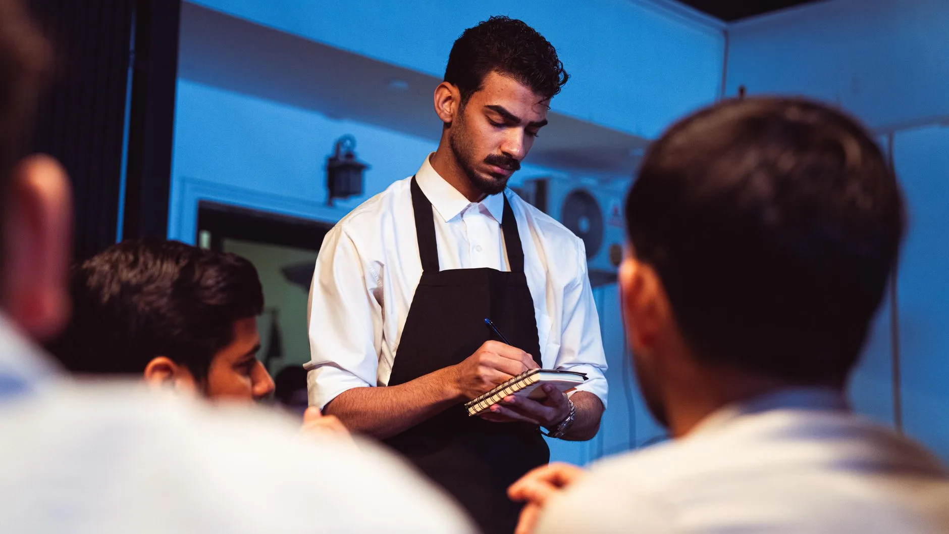 Addition et billets de lari posés sur une table de restaurant géorgien à Tbilissi