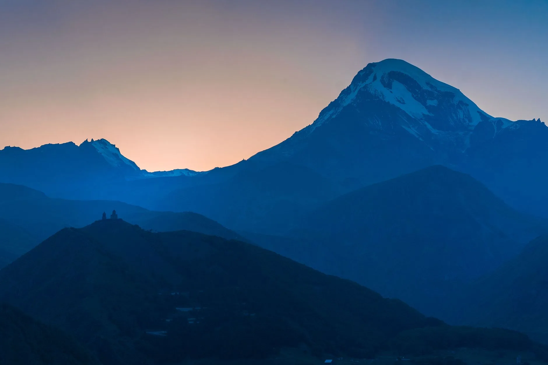 Kazbegi : l'église suspendue et le toit du Caucase