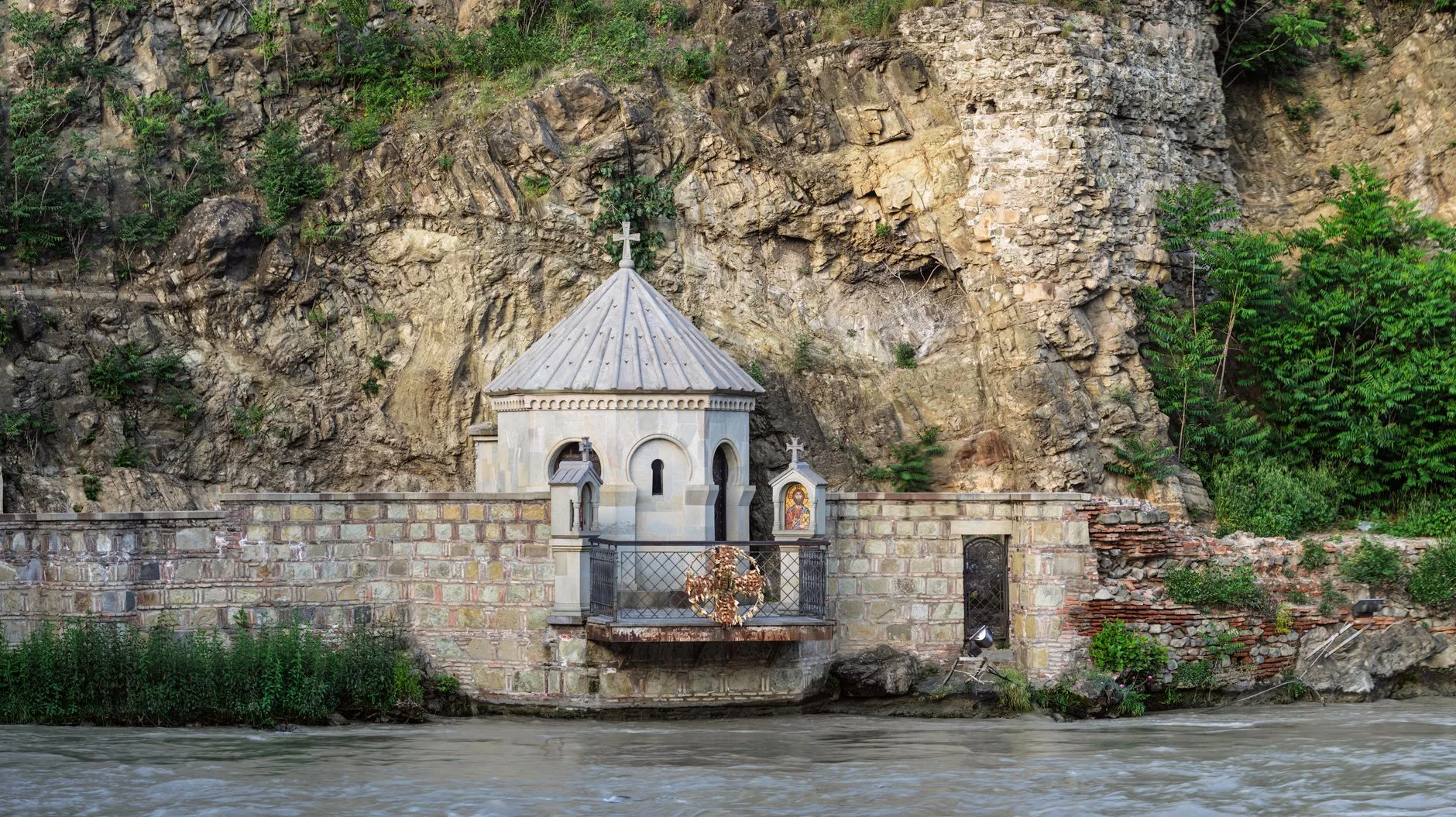 2. 🛁 Les bains sulfureux d'Abanotubani